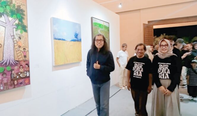 
					Seniman Pasuruan mempersembahkan karya seni bertema ketahanan pangan dalam pameran yang digelar di Gedung Serbaguna KUTT Suka Makmur, Grati, Pasuruan.