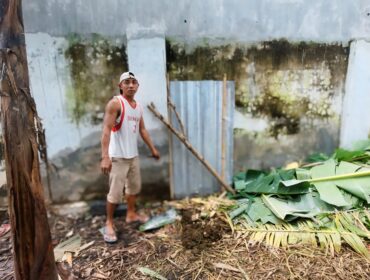 KEMALINGAN: Pemilik kambing, Samsul Arifin, menunjukkan lokasi kandang kambing yang baru dimasuki maling. (foto: Hafiz Rozani)