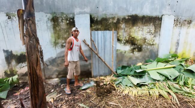 KEMALINGAN: Pemilik kambing, Samsul Arifin, menunjukkan lokasi kandang kambing yang baru dimasuki maling. (foto: Hafiz Rozani)