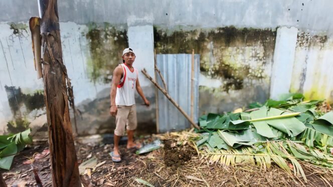 
					KEMALINGAN: Pemilik kambing, Samsul Arifin, menunjukkan lokasi kandang kambing yang baru dimasuki maling. (foto: Hafiz Rozani)