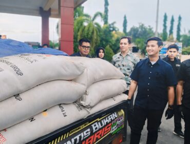 UNGKAP: Kasatreskrim Polres Probolinggo, AKP Putra Adi Fajar Winarsa menunjukkan pupuk subsidi ilegal yang telah diamankan. (foto: Ali Ya'lu).
