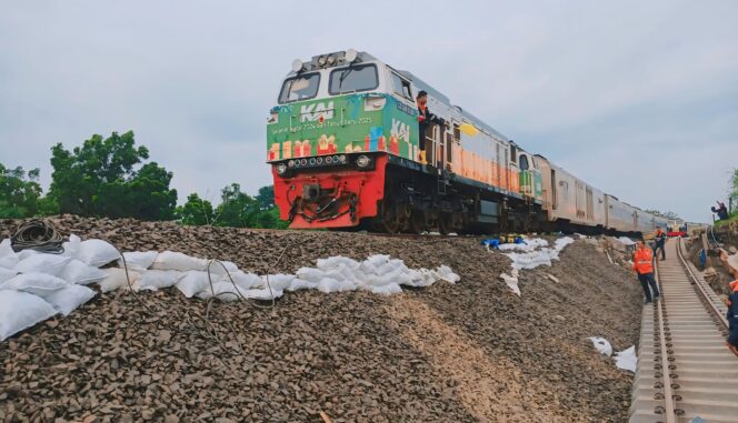 
					TERDAMPAK: Perjalanan Kereta Api jurusan Jember terganggu akibat banjir di Kabupaten Grobogan, Jawa Tengah. (foto: M. Abd. Rozak Mubarak).
