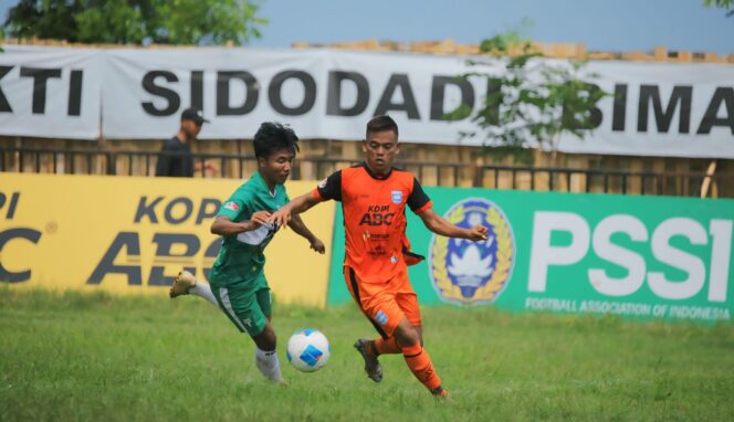 
					MENANG: Pemain Persipro 1954 (jersey oranye) saat berduel dengan permain Perssu Sumenep. (foto: istimewa).