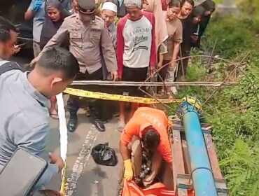 HEBOH: Proses evakuasi bayi perempuan yang ditemukan meninggal di tepi jalan Desa Mojoparon, Kec. Rembang, Kab. Pasuruan. (foto