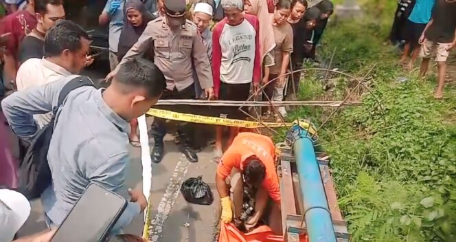 
					HEBOH: Proses evakuasi bayi perempuan yang ditemukan meninggal di tepi jalan Desa Mojoparon, Kec. Rembang, Kab. Pasuruan. (foto