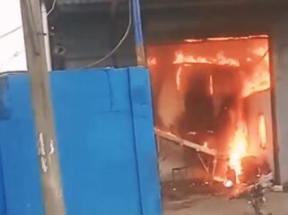 Asap hitam membubung dari pabrik pemotongan ayam di Beji, Pasuruan, yang terbakar diduga akibat korsleting listrik. (Foto: Istimewa)
