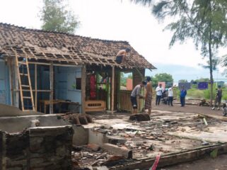 DIAWASI: Kondisi warung esek-esek di Pasir Panjang Paiton, Kabupaten Probolinggo saat dibongkar beberapa waktu lalu. (foto: Ali Ya'lu).
