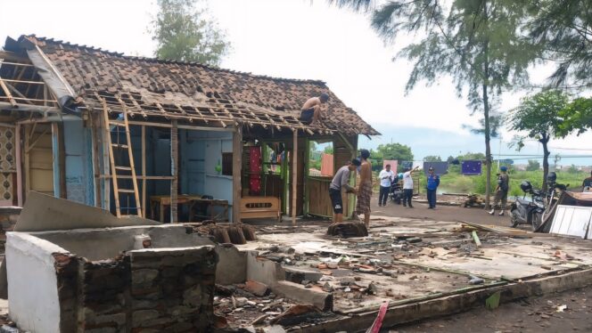 
					DIAWASI: Kondisi warung esek-esek di Pasir Panjang Paiton, Kabupaten Probolinggo saat dibongkar beberapa waktu lalu. (foto: Ali Ya'lu).
