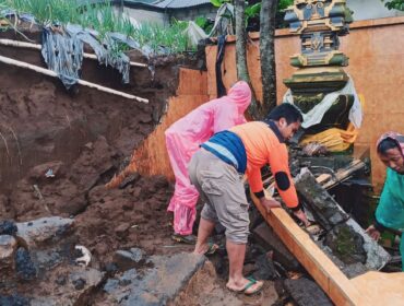 RUSAK: TPT Pura Satya Dharma di Desa Ngadirejo, Kec. Tutur, Kab. Pasuruan, roboh akibat longsor. (foto: Moh Rois)
