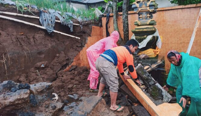 
					RUSAK: TPT Pura Satya Dharma di Desa Ngadirejo, Kec. Tutur, Kab. Pasuruan, roboh akibat longsor. (foto: Moh Rois)
