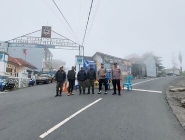 DIJAGA: Petugas gabungan sedang berjaga di akses menuju Bromo di Desa Wonokerto, Kec. Sukapura, Kab. Probolinggo. (foto: Hafiz Rozani).