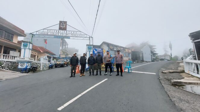 
					DIJAGA: Petugas gabungan sedang berjaga di akses menuju Bromo di Desa Wonokerto, Kec. Sukapura, Kab. Probolinggo. (foto: Hafiz Rozani).