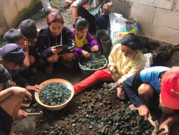 Ribuan koin kuno dan guci bertuliskan aksara Tiongkok yang ditemukan di Dusun Slorok, Desa Andonosari, Kecamatan Tutur, Kabupaten Pasuruan.