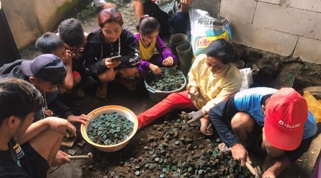 Ribuan koin kuno dan guci bertuliskan aksara Tiongkok yang ditemukan di Dusun Slorok, Desa Andonosari, Kecamatan Tutur, Kabupaten Pasuruan.