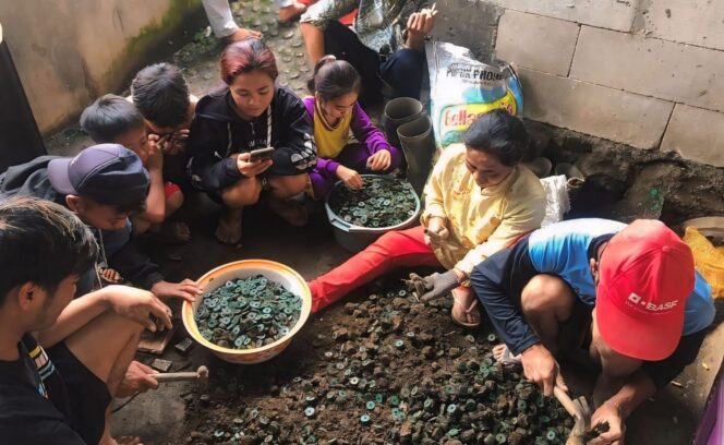 
					Ribuan koin kuno dan guci bertuliskan aksara Tiongkok yang ditemukan di Dusun Slorok, Desa Andonosari, Kecamatan Tutur, Kabupaten Pasuruan.