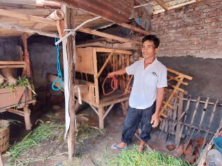 KEMALINGAN: Muhammad Hasan, pemilik domba menunjukkan lokasi kambing yang hilang. (*)