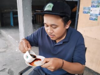 Seorang warga sedang menikmati secangkir kopi khas Senduro.