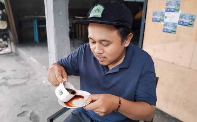 
					Seorang warga sedang menikmati secangkir kopi khas Senduro.