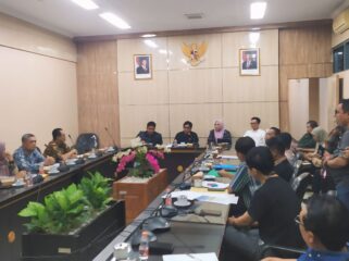 RDP: Suasana Rapat Dengar Pendapat (RDP) perihal rencana beroperasinya toko retail berjejaring modern di Ruang Rapat Komisi B DPRD Jember. (Foto: M. Abd. Rozak Mubarak).