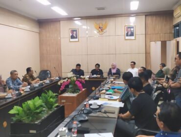 RDP: Suasana Rapat Dengar Pendapat (RDP) perihal rencana beroperasinya toko retail berjejaring modern di Ruang Rapat Komisi B DPRD Jember. (Foto: M. Abd. Rozak Mubarak).