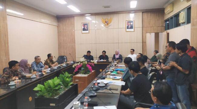 RDP: Suasana Rapat Dengar Pendapat (RDP) perihal rencana beroperasinya toko retail berjejaring modern di Ruang Rapat Komisi B DPRD Jember. (Foto: M. Abd. Rozak Mubarak).