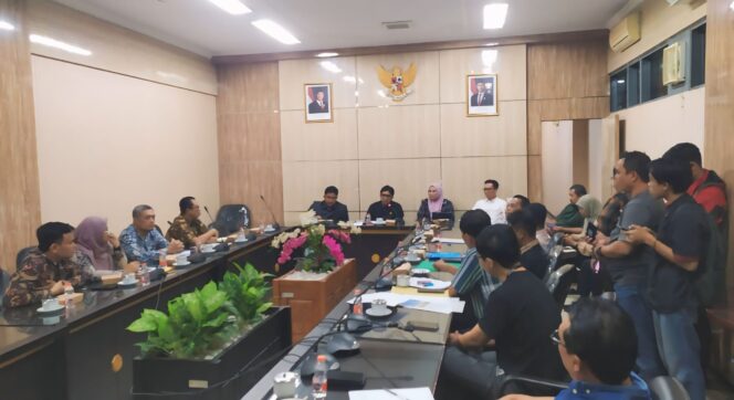 
					RDP: Suasana Rapat Dengar Pendapat (RDP) perihal rencana beroperasinya toko retail berjejaring modern di Ruang Rapat Komisi B DPRD Jember. (Foto: M. Abd. Rozak Mubarak).