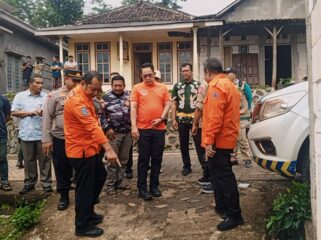 Pj Gubernur tinjau lokasi pergerakan tanah.
