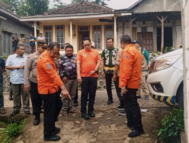 Pj Gubernur tinjau lokasi pergerakan tanah.
