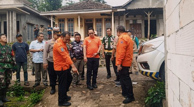 Pj Gubernur tinjau lokasi pergerakan tanah.
