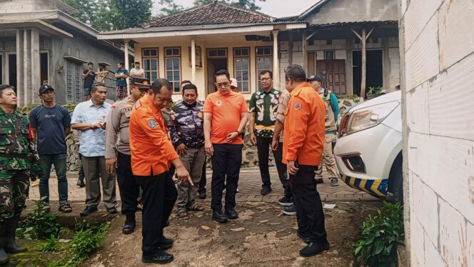 
					Pj Gubernur tinjau lokasi pergerakan tanah.
