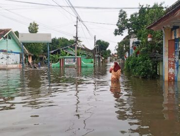 Banjir di Kecamatan Rejoso, Kabupaten Pasuruan belum juga surut. 