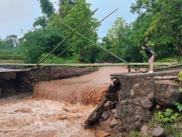 PUTUS: Kondisi Jembatan Desa Sumberejo, Kec. Tongas, Kab. Probolinggo, yang putus disapu banjir. (foto: Hafiz Rozani).
