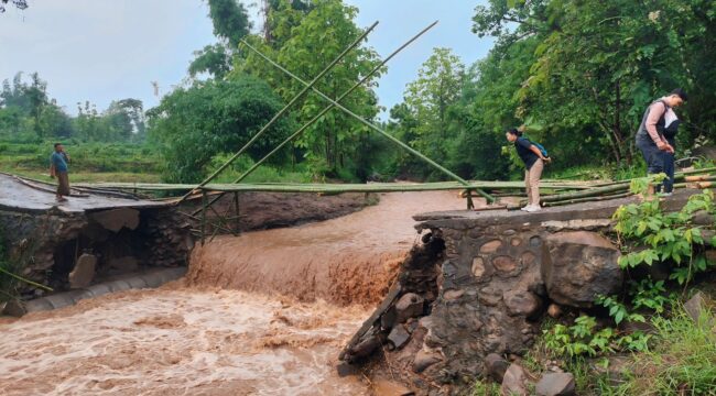 PUTUS: Kondisi Jembatan Desa Sumberejo, Kec. Tongas, Kab. Probolinggo, yang putus disapu banjir. (foto: Hafiz Rozani).
