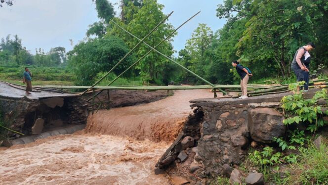 
					PUTUS: Kondisi Jembatan Desa Sumberejo, Kec. Tongas, Kab. Probolinggo, yang putus disapu banjir. (foto: Hafiz Rozani).
