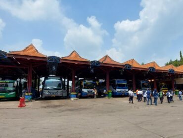 SEPI: Terminal Bayuangga Kota Probolinggo sepi penumpang meski sedang momen libur pergantian tahun. (foto: Hafiz Rozani).