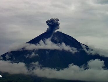 ERUPSI: Aktifitas erupsi Gunung Semeru di Kabupaten Lumajang kian intens. (foto: Asmadi).