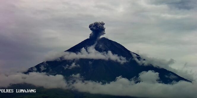 
					ERUPSI: Aktifitas erupsi Gunung Semeru di Kabupaten Lumajang kian intens. (foto: Asmadi).