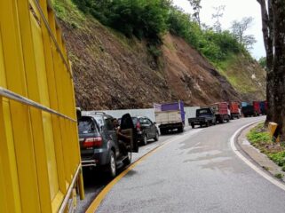 LUMPUH: Kemacetan kendaraan di jalur Piket Nol Lumajang pasca terjadi tanah longsor. (foto: Asmadi).
