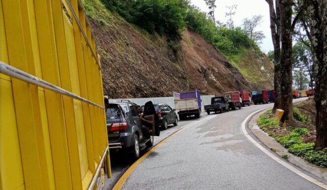 
					LUMPUH: Kemacetan kendaraan di jalur Piket Nol Lumajang pasca terjadi tanah longsor. (foto: Asmadi).
