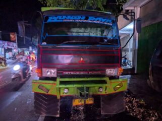 Kendaraan truk gandeng Fuso yang terlibat laka lantas.