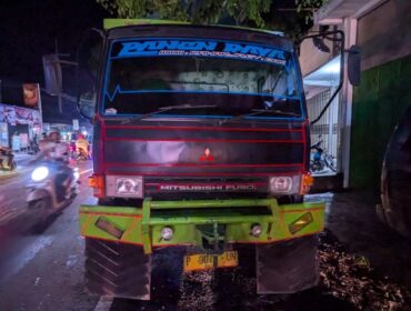 Kendaraan truk gandeng Fuso yang terlibat laka lantas.