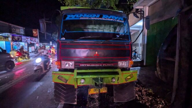 
					Kendaraan truk gandeng Fuso yang terlibat laka lantas.