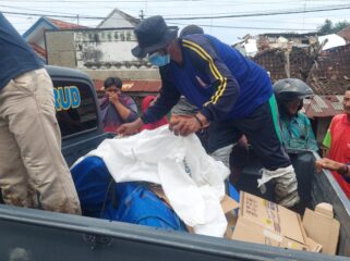 TERKUAK: Proses evakuasi jasad pelajar hilang yang ditemukan di muara sungai Dringu, Kab. Probolinggo. (Foto: Hafiz Rozani).
