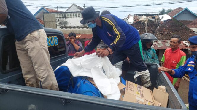 
					TERKUAK: Proses evakuasi jasad pelajar hilang yang ditemukan di muara sungai Dringu, Kab. Probolinggo. (Foto: Hafiz Rozani).
