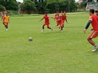 SIAP: Pemain Persipro 1954 menggelar latihan menjelang pertandingan perdana melawan PSIL Lumajang. (Foto: istimewa)