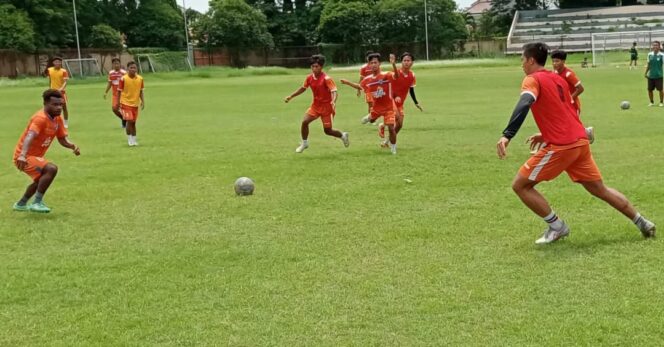 
					SIAP: Pemain Persipro 1954 menggelar latihan menjelang pertandingan perdana melawan PSIL Lumajang. (Foto: istimewa)