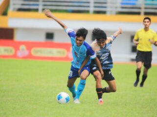 MENANG: Pemain Persipro 1954 (jersey kuning hitam) sedang merebut bola yang dikuasai oleh pemain PSIL Lumajang. (Foto: istimewa)
