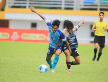 MENANG: Pemain Persipro 1954 (jersey kuning hitam) sedang merebut bola yang dikuasai oleh pemain PSIL Lumajang. (Foto: istimewa)
