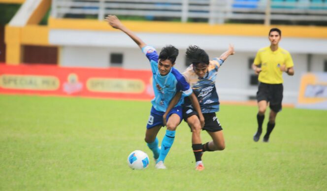 
					MENANG: Pemain Persipro 1954 (jersey kuning hitam) sedang merebut bola yang dikuasai oleh pemain PSIL Lumajang. (Foto: istimewa)
