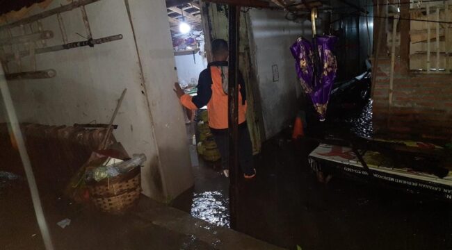 BENCANA: Bencana banjir yang terjadi di wilayah Kecamatan Pajarakan, Kabupaten Probolinggo, beberapa waktu lalu. (foto: dok).
